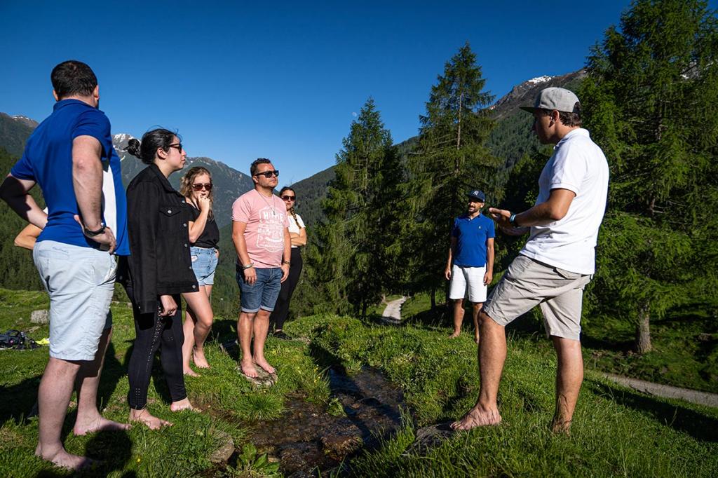 camminare-a-piedi-nudi vacanza benessere trentino