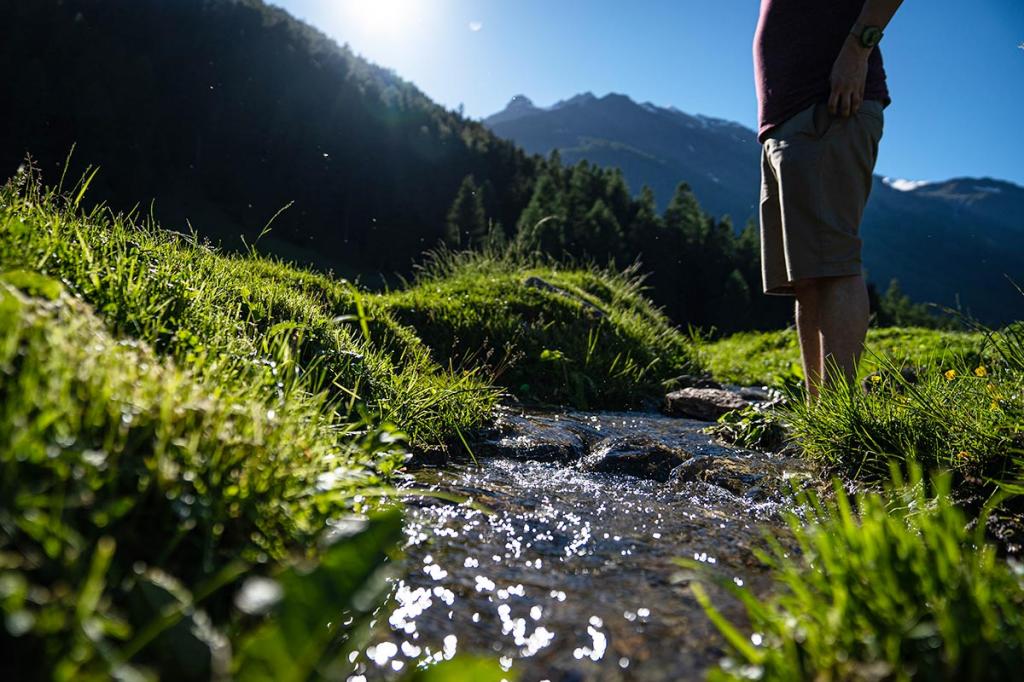 camminare-a-piedi-nudi vacanza benessere trentino2