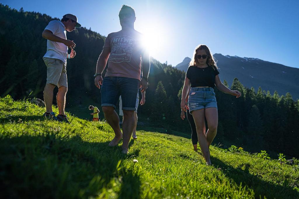 camminare-a-piedi-nudi vacanza benessere trentino4