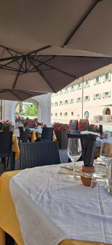 Terrazza del Ristorantino delle Terme di Rabbi Tavoli apparecchiati sulla terrazza del Ristorantino delle Terme di Rabbi
