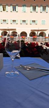 Dettaglio della terrazza del Ristorantino Tavolo apparecchiato con vista sull'Hotel Terme di Rabbi