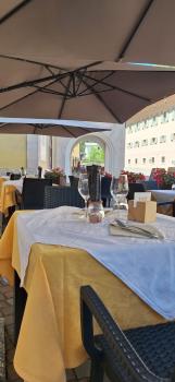 Sala esterna del Ristorantino delle Terme Terrazza coperta del Ristorantino delle Terme con tavoli apparecchiati